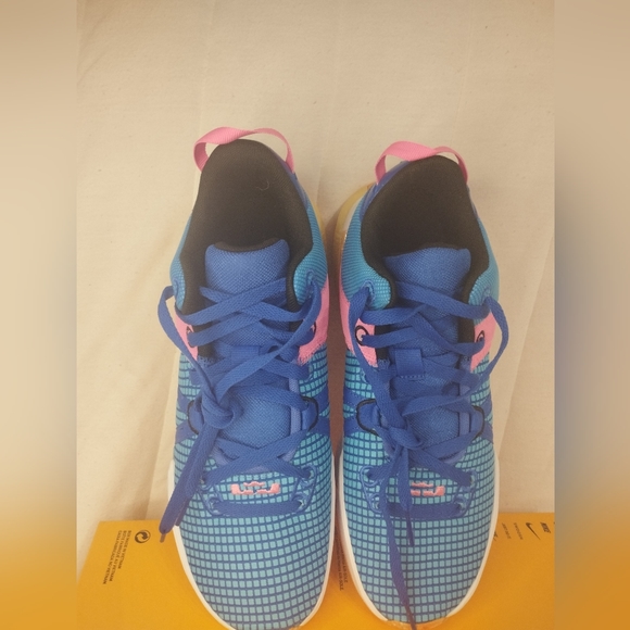 Nike LeBron witness 7 size 10 mens US 11.5 women's US - Picture 4 of 6